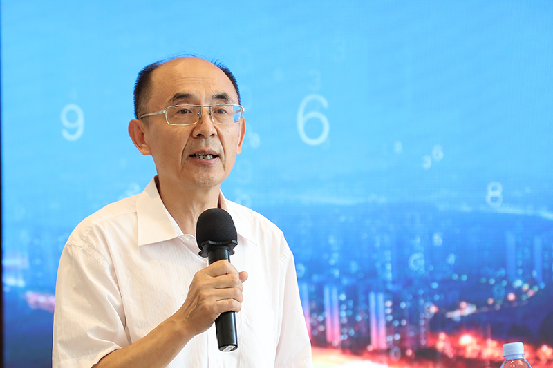 “老交通”智庫副主任、原交通運(yùn)輸部總工程師周偉主持沙龍.jpg